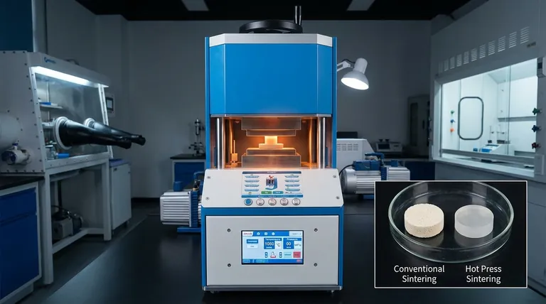 Quali sono i vantaggi principali dell'utilizzo di un forno di sinterizzazione a pressa a caldo per preparare l'elettrolita LiTa2PO8 (LTPO) rispetto alla sinterizzazione convenzionale? Sblocca una conduttività ionica superiore