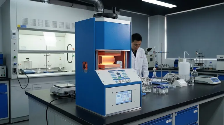 Perché il processo di pressatura a caldo è fondamentale per la preparazione di elettroliti solidi ad alte prestazioni a base di PEO? Ottenere una conduttività ionica e una densità superiori