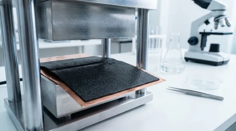 コーティングされたリサイクルグラファイト電極シートに圧力を印加するために油圧プレスを使用する必要があるのはなぜですか?コーティングを高性能電極に変換する