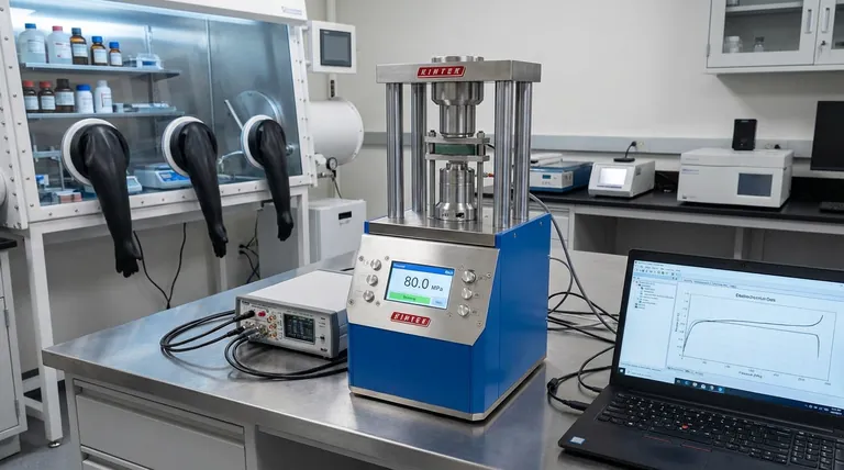 Qual è lo scopo dell'applicazione e del mantenimento di una pressione stabile durante l'assemblaggio e il test di batterie allo stato solido? Garantire l'efficienza e la longevità della batteria