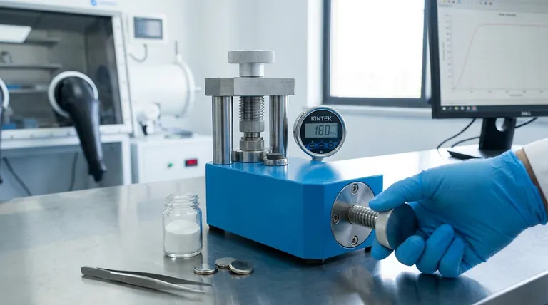 Qual è la funzione principale di una pressa idraulica da laboratorio nella fabbricazione di batterie allo stato solido di tipo a pellet a scopo di ricerca?