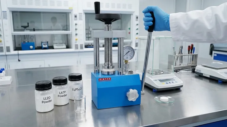 固体電池電解質作製における実験用油圧プレスの役割は何ですか?優れた緻密化と性能を実現