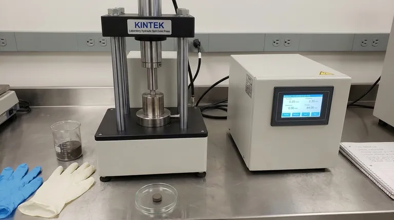 Qual é o propósito de usar uma máquina de prensa de laboratório para compactar o pó de eletrodo composto em um pellet para avaliação de propriedades elétricas? Simular o Desempenho Real do Eletrodo da Bateria