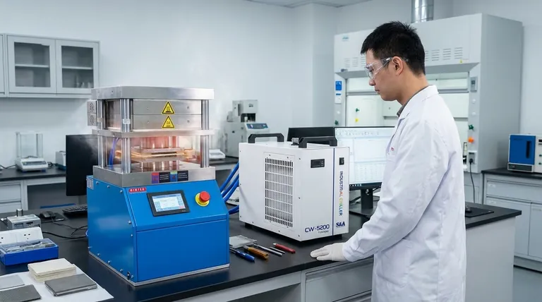 ما هو دور المكبس الهيدروليكي المزود بقدرات تسخين في بناء الواجهة لخلايا Li/LLZO/Li المتماثلة؟ تمكين تجميع البطاريات الصلبة بسلاسة