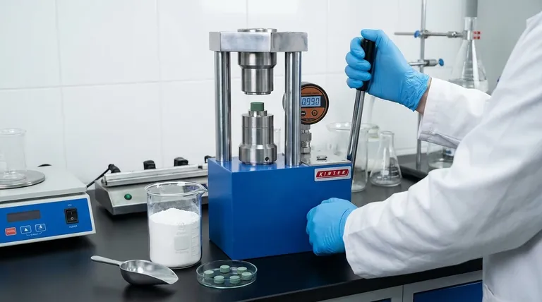 Qual è l'impatto dell'uso di una pressa idraulica da laboratorio per formare polvere R1/3Zr2(PO4)3 macinata a palle? Massimizzare le prestazioni dell'elettrolita allo stato solido