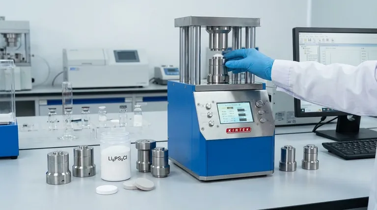 Qual è il ruolo di una pressa da laboratorio nella fabbricazione di un separatore di elettrolita solido Li6PS5Cl? Raggiungere densità e conduttività ionica superiori