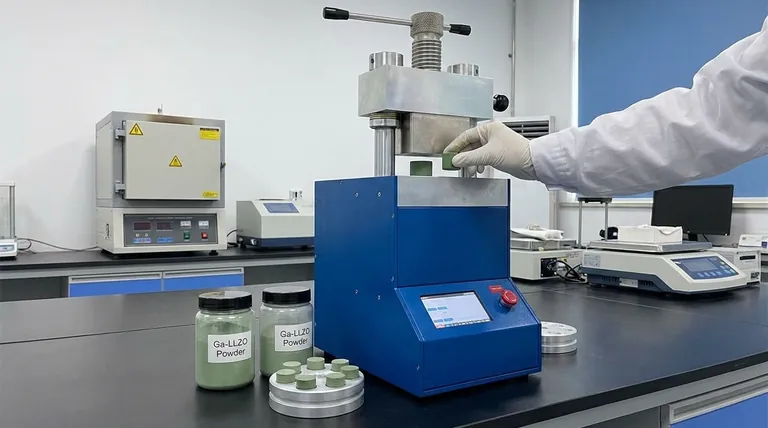 Qual è lo scopo dell'utilizzo di una pressa da laboratorio per pressare a freddo la polvere di Ga-LLZO prima della sinterizzazione? Garantire un elettrolita ceramico denso e privo di crepe