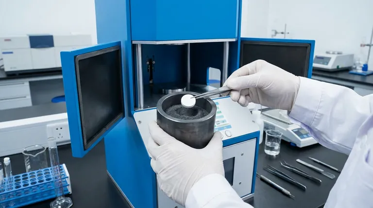 Qual è lo scopo di incorporare pellet ceramici di Ga-LLZO in polvere di grafite prima di sottoporli a un processo di pressatura isostatica a caldo (HIP)?