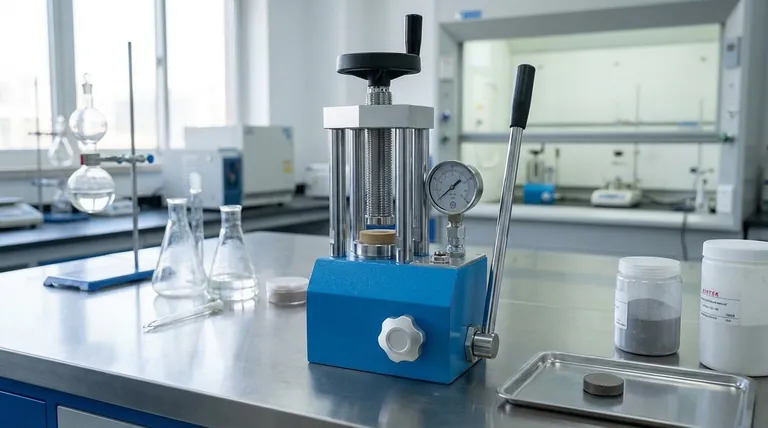 Perché viene applicata un'elevata pressione uniassiale di 330 MPa durante la fabbricazione di batterie allo stato solido? Ottenere prestazioni superiori della batteria