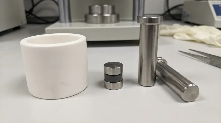 Quali sono i ruoli dello stampo in allumina e delle aste in acciaio inossidabile nella pressatura uniassiale? Componenti chiave per una fabbricazione efficiente delle batterie