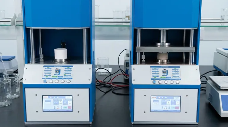 Por que usar um processo de prensagem em duas etapas para pós de eletrólitos moídos a seco? Obtenha Densificação e Condutividade Superiores