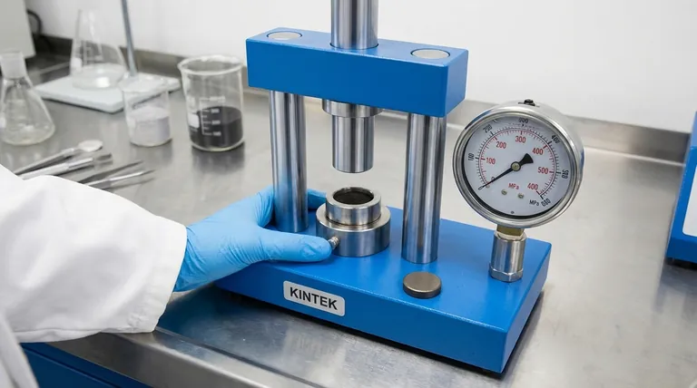 Perché la pressione di 370-400 MPa è cruciale per le batterie allo stato solido? Ottenere pellet densi e ad alte prestazioni