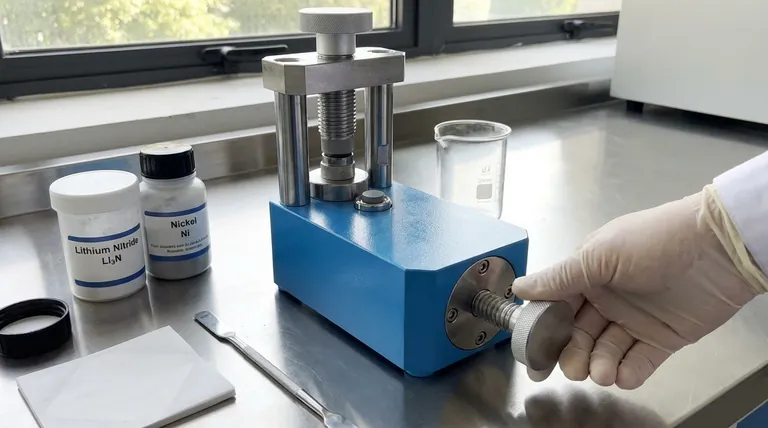 Qual è lo scopo dell'utilizzo di una pressa idraulica per formare pellet da miscele di polvere di Li3N e Ni? Ottimizzare la sintesi allo stato solido