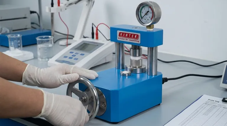 Qual é a função principal de uma prensa hidráulica de laboratório na preparação de pastilhas de eletrólito sólido? Obter Medições Precisas de Condutividade Iônica