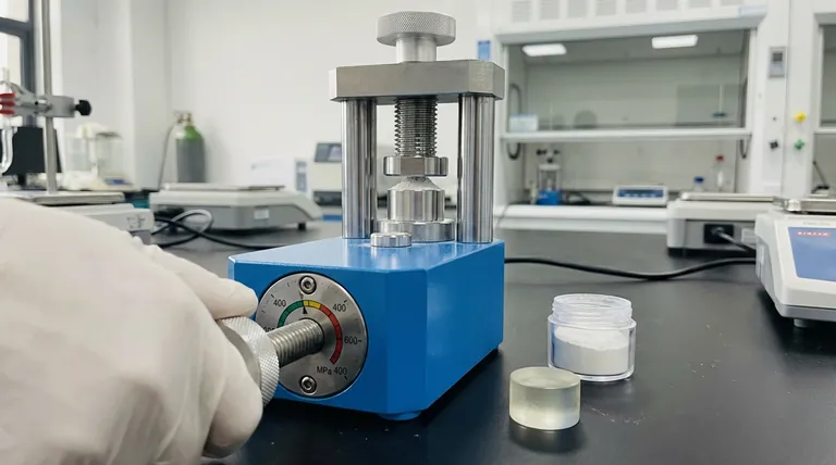 LPSC膜にとって実験室用油圧プレスが不可欠な理由は何ですか?全固体電池の優れた密度を実現する