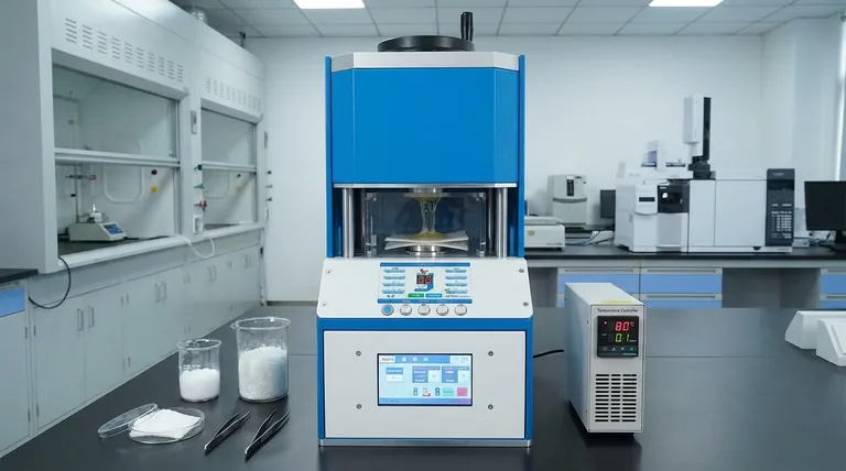 Qual è il ruolo chiave di una pressa riscaldata da laboratorio nella fabbricazione di separatori infiltrati con polimeri cristallini di plastica? Ottenere separatori di batteria uniformi e ad alte prestazioni