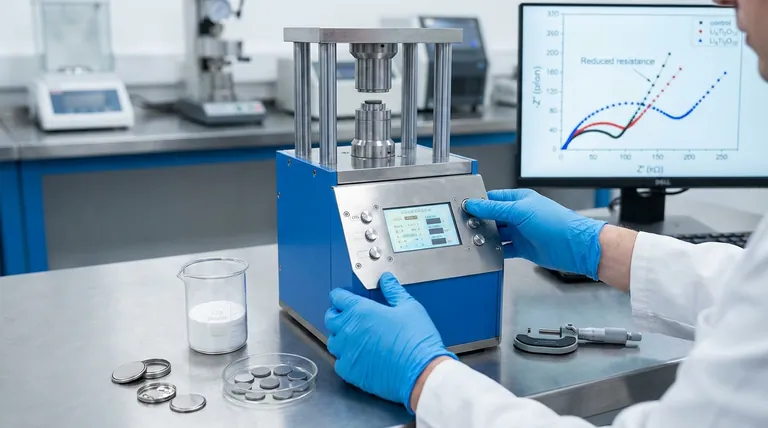 Come la compattazione di un elettrodo Li4Ti5O12 utilizzando una pressa da laboratorio porta a una riduzione della sua resistenza interna?