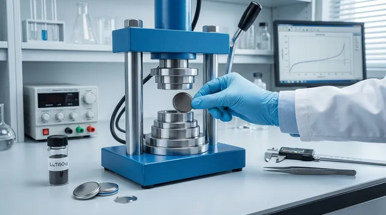 Quali metriche specifiche delle prestazioni della batteria vengono migliorate dalla compattazione di un elettrodo di Li4Ti5O12 con una pressa da laboratorio? Aumento della velocità di carica e della stabilità del ciclo