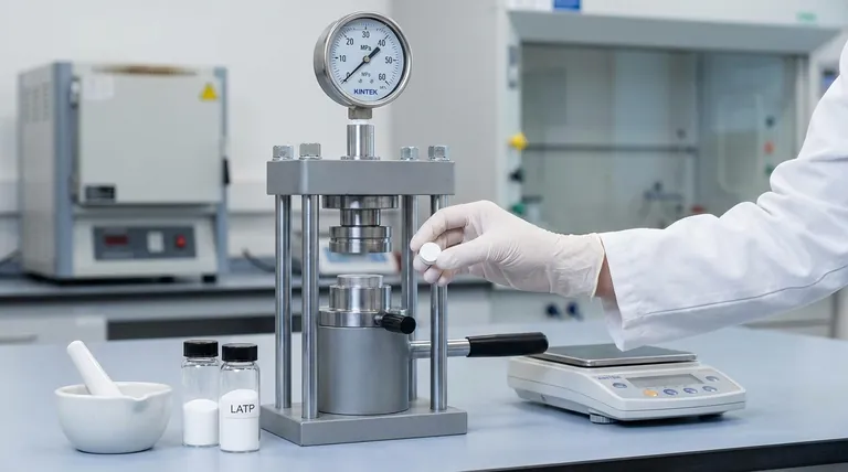 Qual è lo scopo principale di una pressa idraulica nel processo di sinterizzazione tradizionale degli elettroliti LATP? Raggiungere la densità ottimale per ceramiche ad alte prestazioni