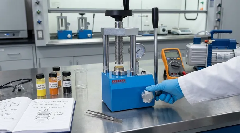 Qual è lo scopo dell'utilizzo di una pressa idraulica da laboratorio per la compattazione durante l'assemblaggio di batterie allo stato solido completamente solide con elettroliti solidi solfuri? Ottenere un contatto ionico perfetto