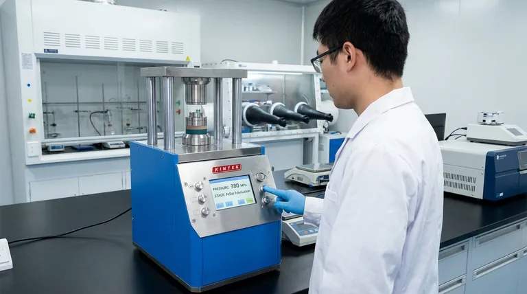 Por que uma prensa de laboratório capaz de aplicar 380 MPa de pressão é necessária para fabricar a estrutura de bicamada de eletrólito e cátodo em baterias de estado sólido?