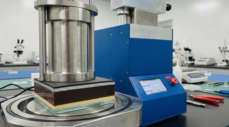 Qual è la funzione principale di una pressa isostatica a freddo (CIP) nella fabbricazione di celle solari a perovskite con elettrodi di carbonio? Ottenere la laminazione di elettrodi ad alte prestazioni a temperatura ambiente