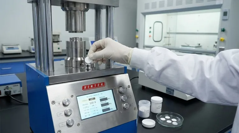 Perché viene utilizzata una pressione di 100 MPa per i separatori LYC? Sblocca la conduttività ionica ottimale con la pressatura specifica del materiale