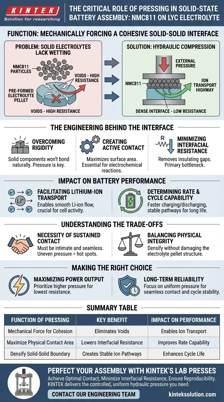 Qual è la funzione della pressatura di NMC811 su un pellet LYC? Ottenere interfacce a bassa resistenza per batterie allo stato solido Guida Visiva