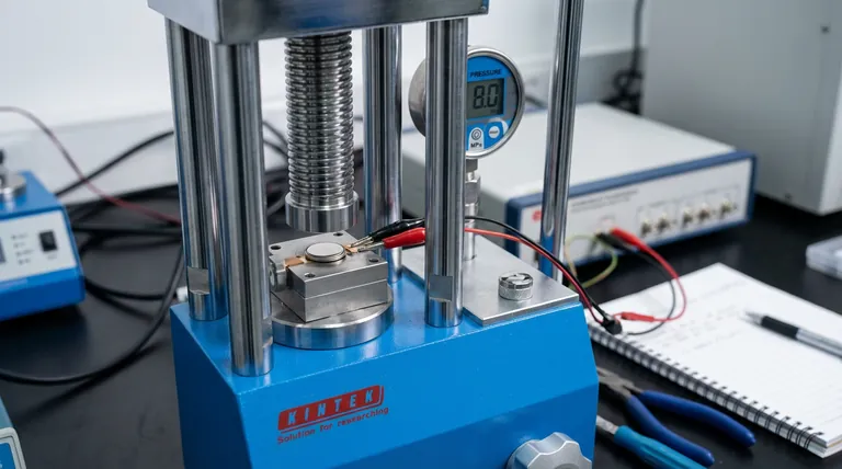 Perché viene applicata e mantenuta una pressione esterna costante di circa 8 MPa durante il test elettrochimico di una batteria a stato solido? Garantire risultati accurati e riproducibili