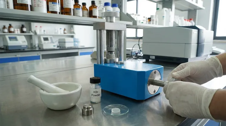 ما هو الدور الذي يلعبه المكبس الهيدروليكي في مطيافية فورييه بالأشعة تحت الحمراء (FTIR)؟ تحويل المواد الصلبة إلى أقراص KBr شفافة لإجراء تحليل دقيق