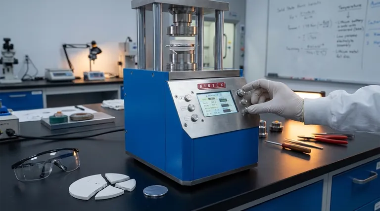 Qual è il rischio principale dell'uso di alta pressione sulle batterie allo stato solido? Evitare la frattura degli elettroliti ceramici fragili