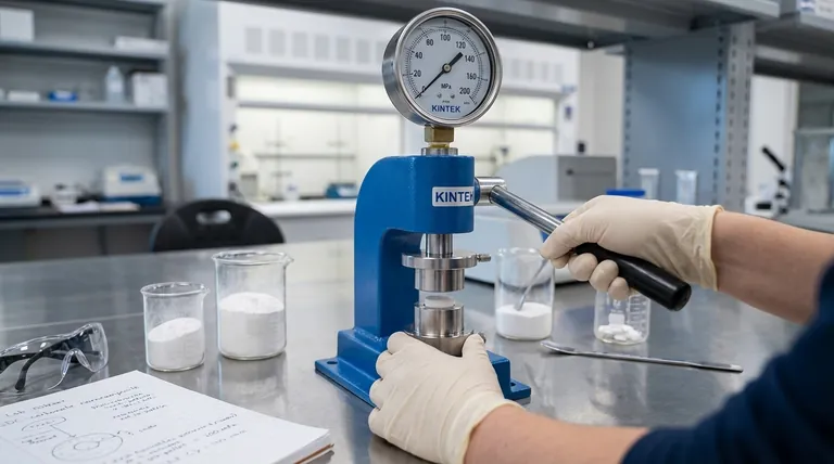 Qual è lo scopo dell'applicazione di una pressione di 200 MPa? Un passaggio critico nella fabbricazione di pellet di elettroliti SDC-carbonato