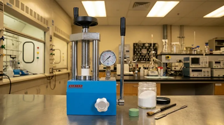 Qual è la funzione di una pressa idraulica da laboratorio nella preparazione di campioni ceramici NZSP pressati in polvere? Garantire la massima conducibilità ionica