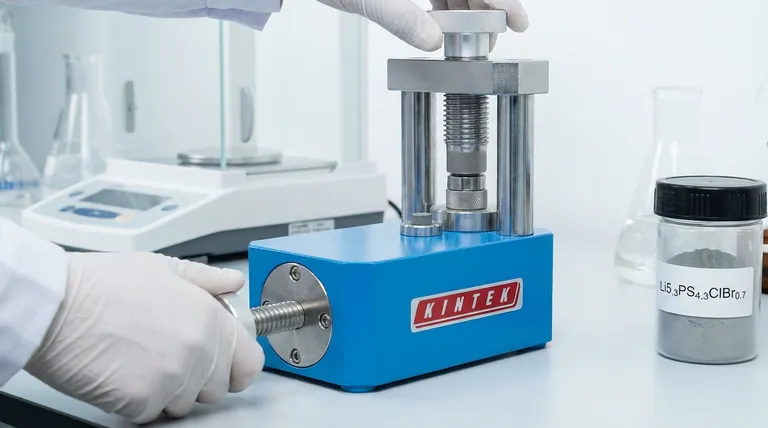 Qual è la funzione principale di una pressa idraulica da laboratorio quando si applica una pressione di 490 MPa alla polvere di elettrolita Li5.3PS4.3ClBr0.7? Ottenere pellet di elettrolita solido ad alta densità