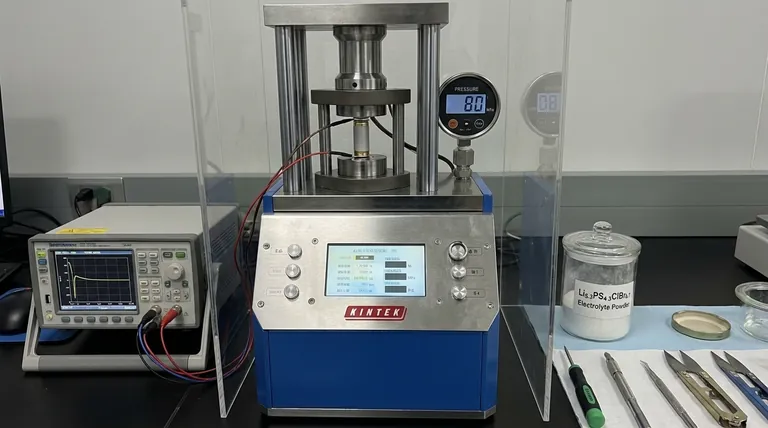 Qual è il ruolo dell'applicazione e del mantenimento della pressione sui componenti di una batteria allo stato solido? Ottenere prestazioni affidabili e una lunga durata del ciclo