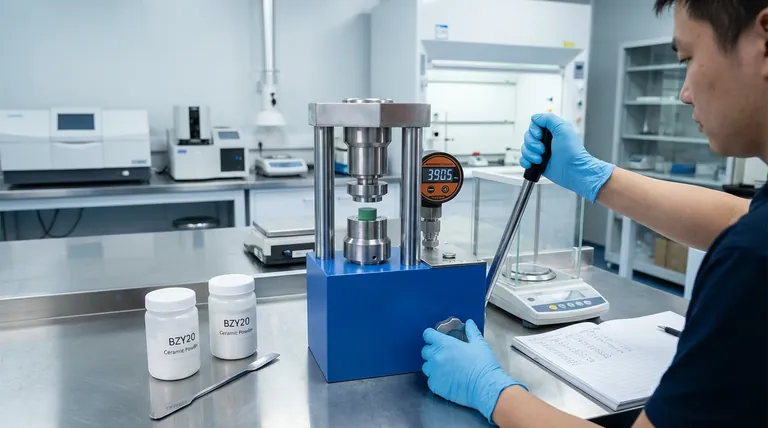 BZY20セラミックグリーン体の作製において、なぜ実験室用油圧プレスが高圧を印加するために使用されるのですか?