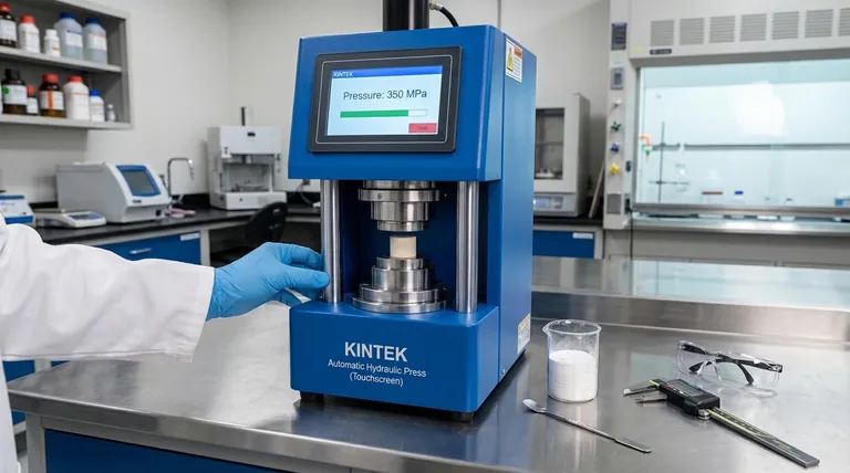 Qual è la funzione di una pressa idraulica da laboratorio nel processo di pressatura a freddo (CP)? Densificazione degli elettroliti Na3OBr per prestazioni superiori