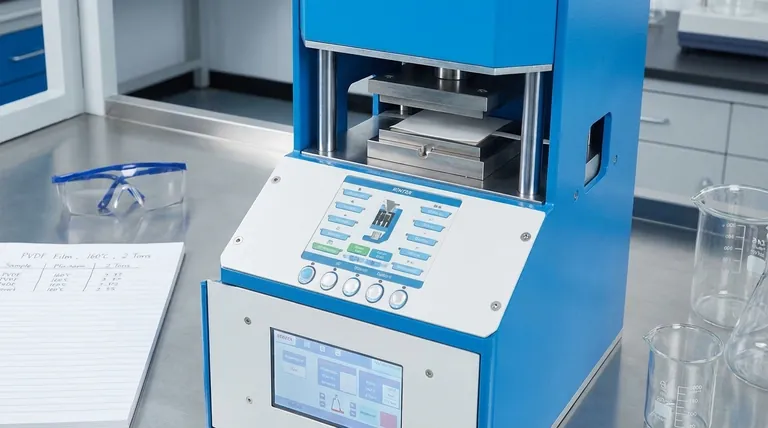 Perché una pressa idraulica a caldo di grado da laboratorio è essenziale per la lavorazione dei film PVDF in separatori per batterie?