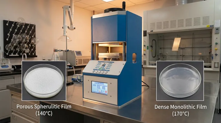 油圧ホットプレスを異なる温度で使用すると、PVDFフィルムの最終的な微細構造にどのような影響がありますか?完全な多孔性または密度を実現