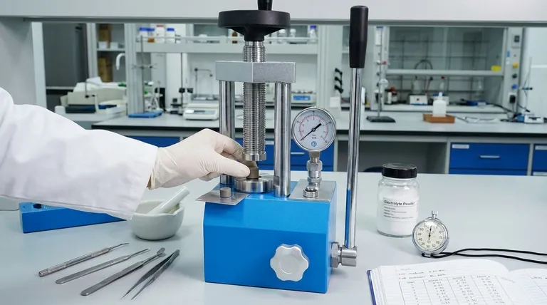 固体ナトリウム電池の対称セルを組み立てる際に、実験室用油圧プレスはどのような重要な役割を果たしますか?完璧なセル組み立てを実現する