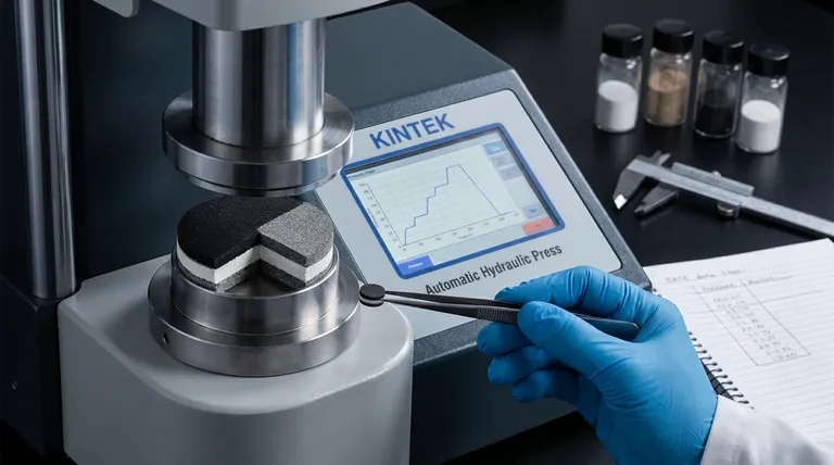 Perché è necessaria una procedura di pressatura in più fasi per le batterie tutto-solido multistrato? Ottenere un controllo interfacciale superiore