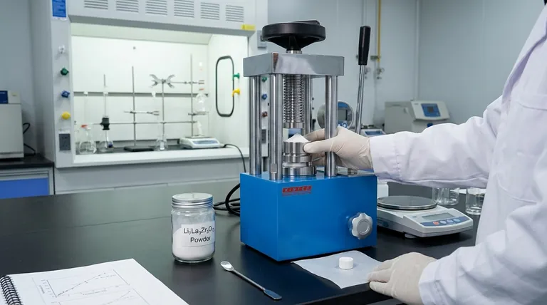 Qual è la funzione di una pressa uniassiale nella preparazione di pellet verdi di elettrolita Li₇La₃Zr₂O₁₂? Costruire una base per batterie allo stato solido ad alte prestazioni