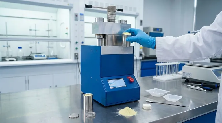 Perché il processo di pressatura a freddo è essenziale per la preparazione di pellet di elettrolita solfuro Li6PS5Cl? Ottenere componenti densi e funzionali per batterie a stato solido