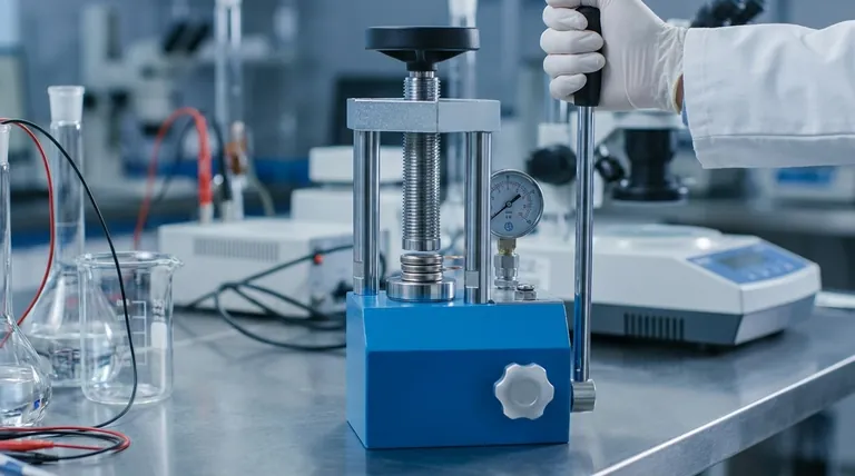 Por que a pressão de 25 MPa é necessária para a montagem de baterias de estado sólido? Alcançar baixa impedância e ciclagem estável