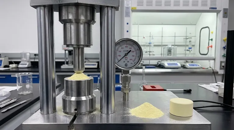 Perché è necessaria una pressione di 510 MPa per la pressatura a freddo delle polveri di Li3PS4 e Na3PS4? Sblocca una conduttività ionica superiore