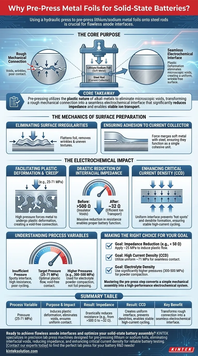 対称型バッテリーセルを組み立てる前に、リチウムまたはナトリウム金属箔を鋼棒に予備圧着するために油圧プレスを使用する目的は何ですか？優れたバッテリー性能のために完璧なアノード接触を保証します。 ビジュアルガイド