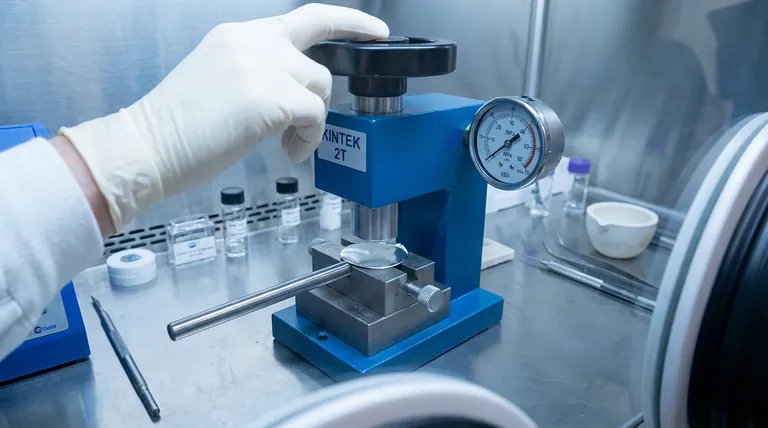 Qual é o propósito de usar uma prensa hidráulica para pré-pressionar folhas de metal de lítio ou sódio em hastes de aço antes de montar uma célula de bateria simétrica? Garanta o Contato Perfeito do Ânodo para um Desempenho Superior da Bateria