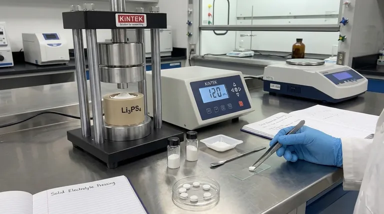 Per l'assemblaggio di batterie allo stato solido, qual è lo scopo della preformatura delle polveri di elettrolita solido? Costruire un pellet separatore denso e a bassa impedenza