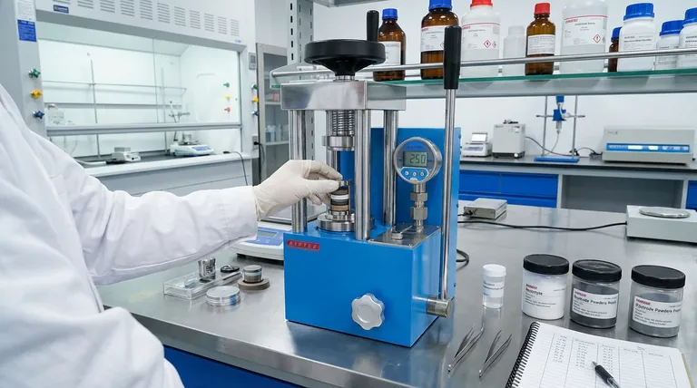 Perché una pressa da laboratorio viene utilizzata per la formatura a freddo durante l'assemblaggio di batterie al litio-selenio completamente allo stato solido?