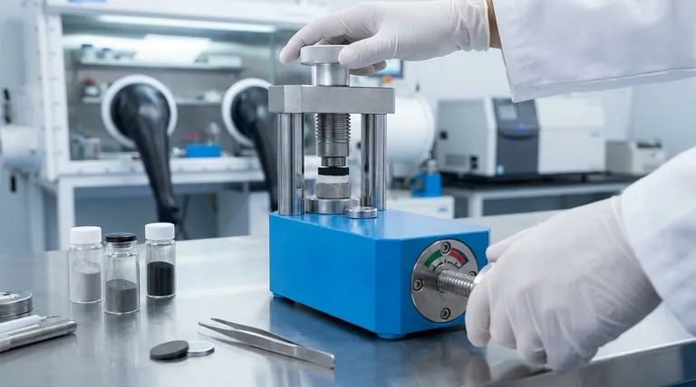 Qual è la funzione principale di una pressa da laboratorio durante l'assemblaggio di componenti a base di polvere per batterie a stato solido? Ingegnerizzare interfacce per batterie ad alte prestazioni